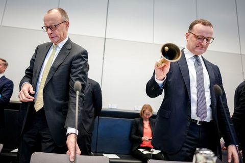 Fraktionschef Jens Spahn (r) und Kanzler Friedrich Merz zu Beginn der Sitzung der Unionsfraktion. Foto: Kay Nietfeld/dpa