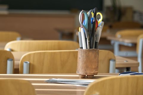 Ein leeres Klassenzimmer / Thema: Lehrer hat Sex mit Schülerin