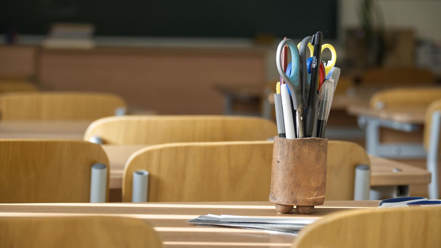 Ein leeres Klassenzimmer / Thema: Lehrer hat Sex mit Schülerin