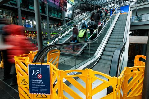 Bei einigen Rolltreppen am Berliner Hauptbahnhof gehen die Einschränkungen weiter. (Archivbild) Foto: Carsten Koall/dpa
