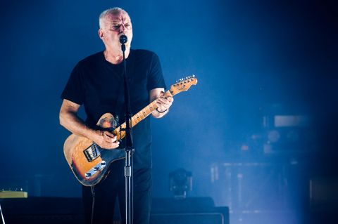 David Gilmour auf der Bühne in einem schwarzen T-Shirt