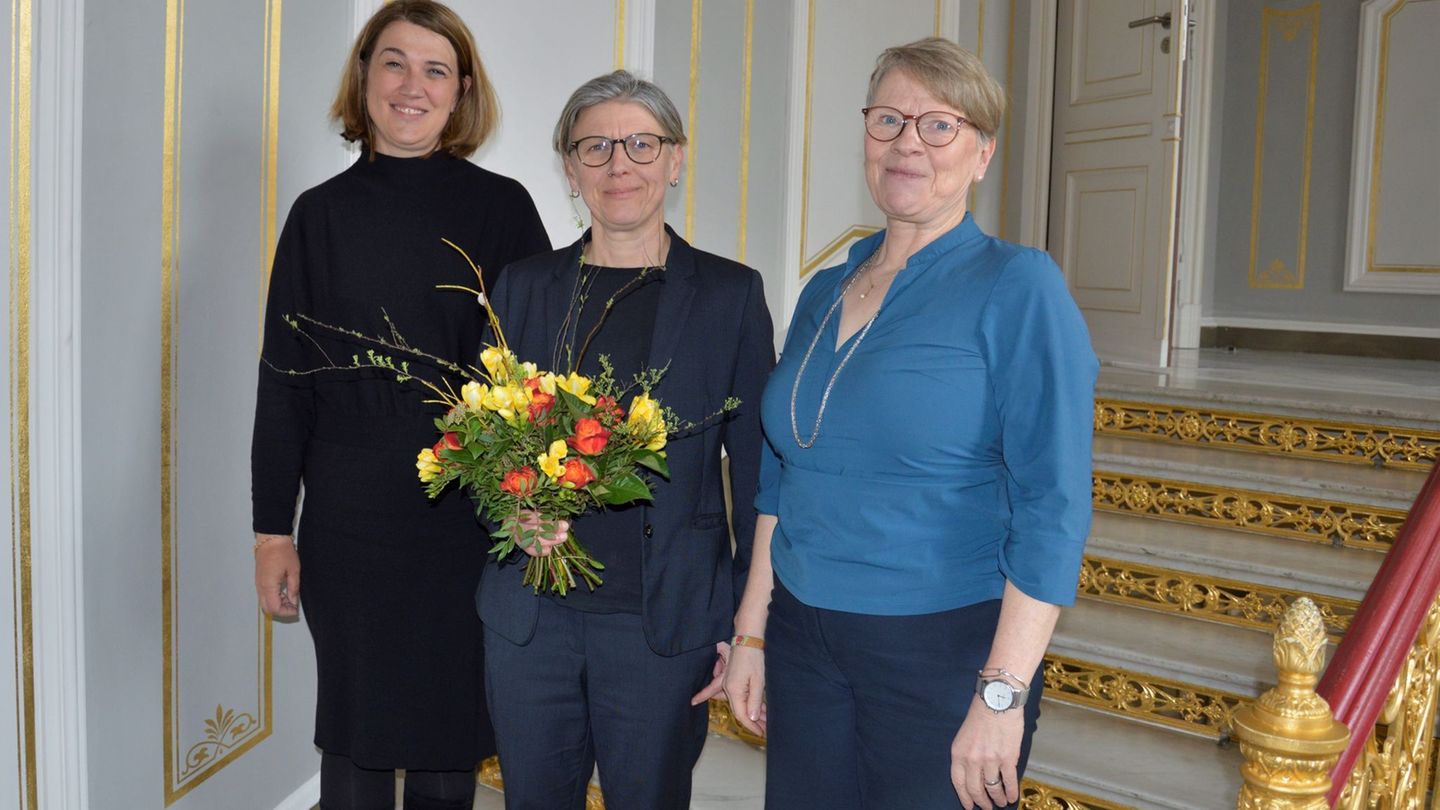 Neue Landes-Gleichstellungsbeauftragte Monique Tannhäuser (M) tritt ihr Amt an. Foto: -/Justizministerium für Justiz, Gleichstel