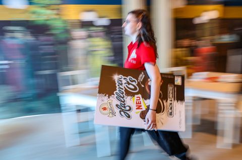 Die Halloren-Kugel gilt als ein Klassiker unter der Pralinen in Ostdeutschland. (Archivbild) Foto: Jan Woitas/dpa