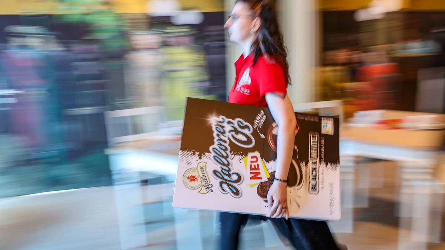 Die Halloren-Kugel gilt als ein Klassiker unter der Pralinen in Ostdeutschland. (Archivbild) Foto: Jan Woitas/dpa