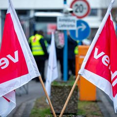Auch im Saarland werden viele Busse am Freitag und Samstag in den Depots bleiben. (Archivfoto) Foto: Laszlo Pinter/dpa
