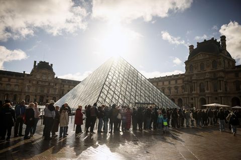Immer gut besucht: Touristen schlängeln sich an der Glaspyramide im Louvre von Paris