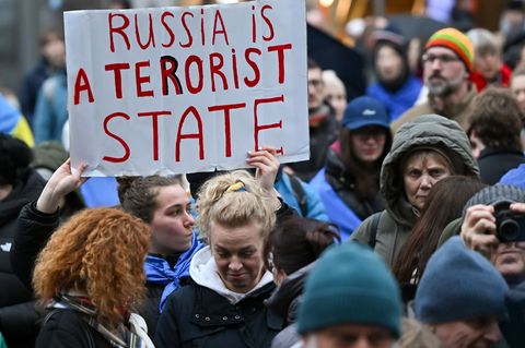 Zahlreiche Menschen nehmen anlässlich des vierten Jahrestags des russischen Angriffs auf die Ukraine an einer Kundgebung auf dem