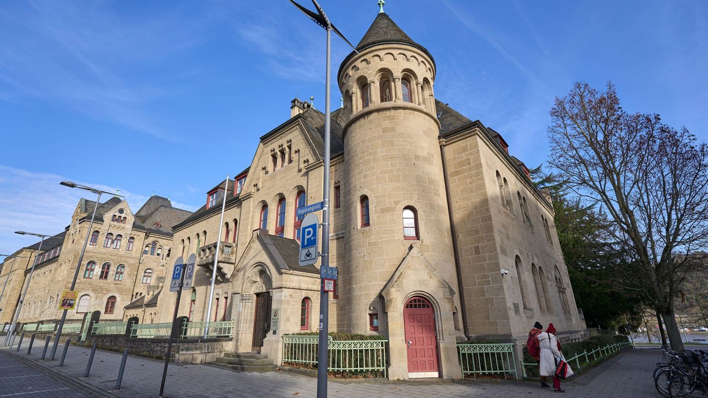 Am Oberlandesgericht ging der Prozess gegen ein mutmaßliches IS-Mitglied weiter. (Archivbild) Foto: Sascha Ditscher/dpa