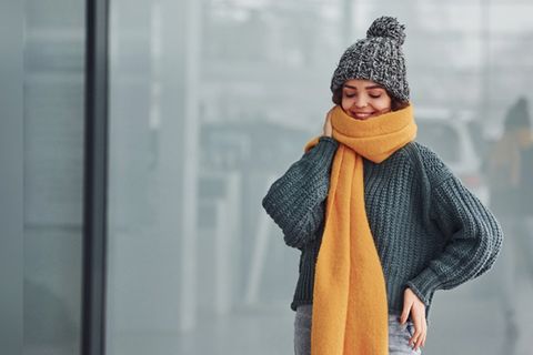 Schon ein Schal in einem kräftigen Ton wie Senfgelb verändert ein Outfit völlig.