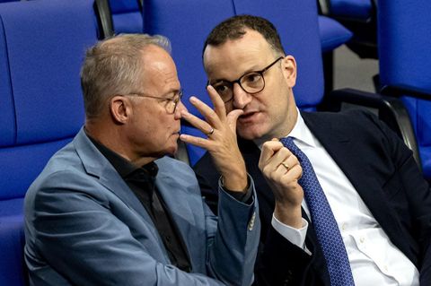 Heizungsgesetz: Die Fraktionsvorsitzenden Matthias Miersch (SPD, l) und Jens Spahn (CDU) diskutieren im Bundestag
