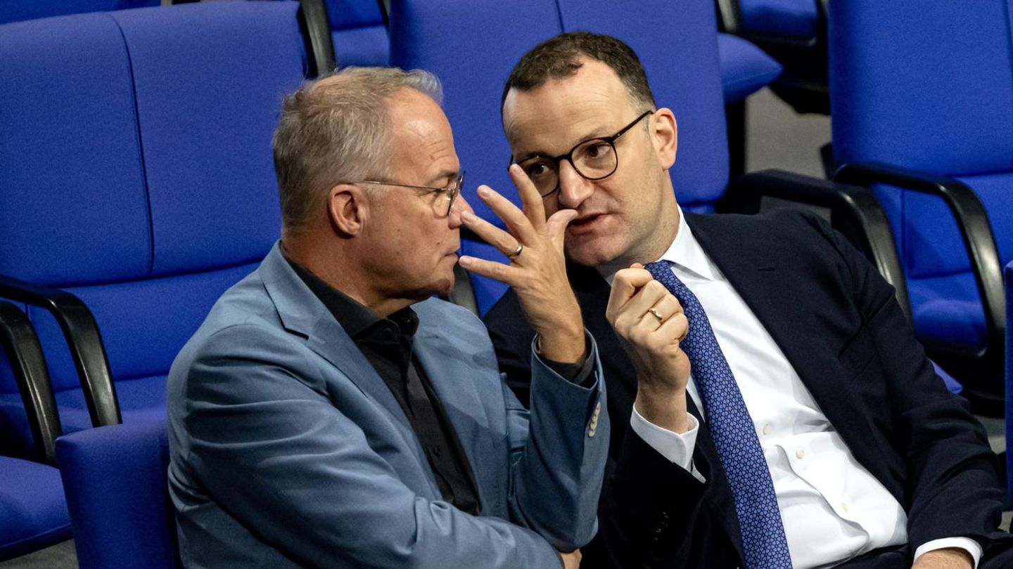 Heizungsgesetz: Die Fraktionsvorsitzenden Matthias Miersch (SPD, l) und Jens Spahn (CDU) diskutieren im Bundestag