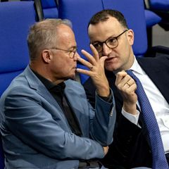 Heizungsgesetz: Die Fraktionsvorsitzenden Matthias Miersch (SPD, l) und Jens Spahn (CDU) diskutieren im Bundestag
