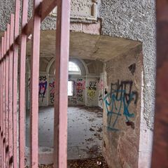 Der Fundort der Leiche ist eine Art Lost Place unterhalb der Festung Ehrenbreitstein. Foto: Thomas Frey/dpa
