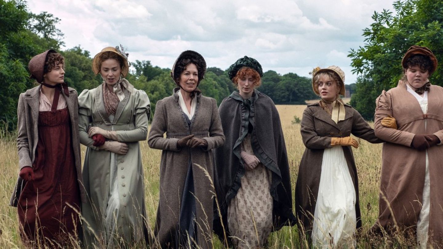 Mrs. Bennet (Olivia Colman, 3.v.l.) im Kreise ihrer Töchter (u.a. Emma Corrin, l.).