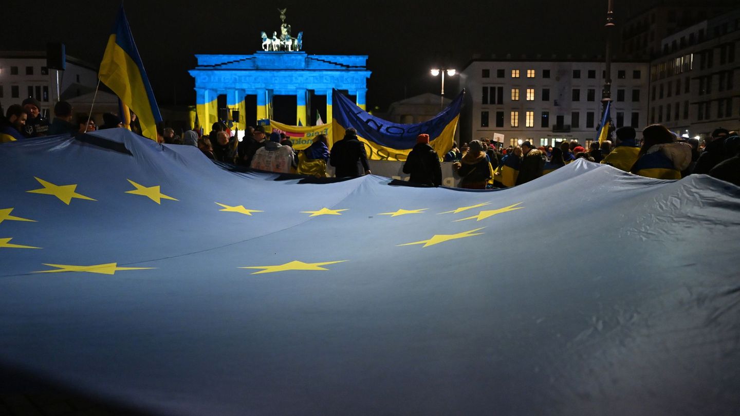Tausende von Demonstranten versammelten sich vor dem in den Nationalfarben der Ukraine angestrahlten Brandenburger Tor. Foto: Ma