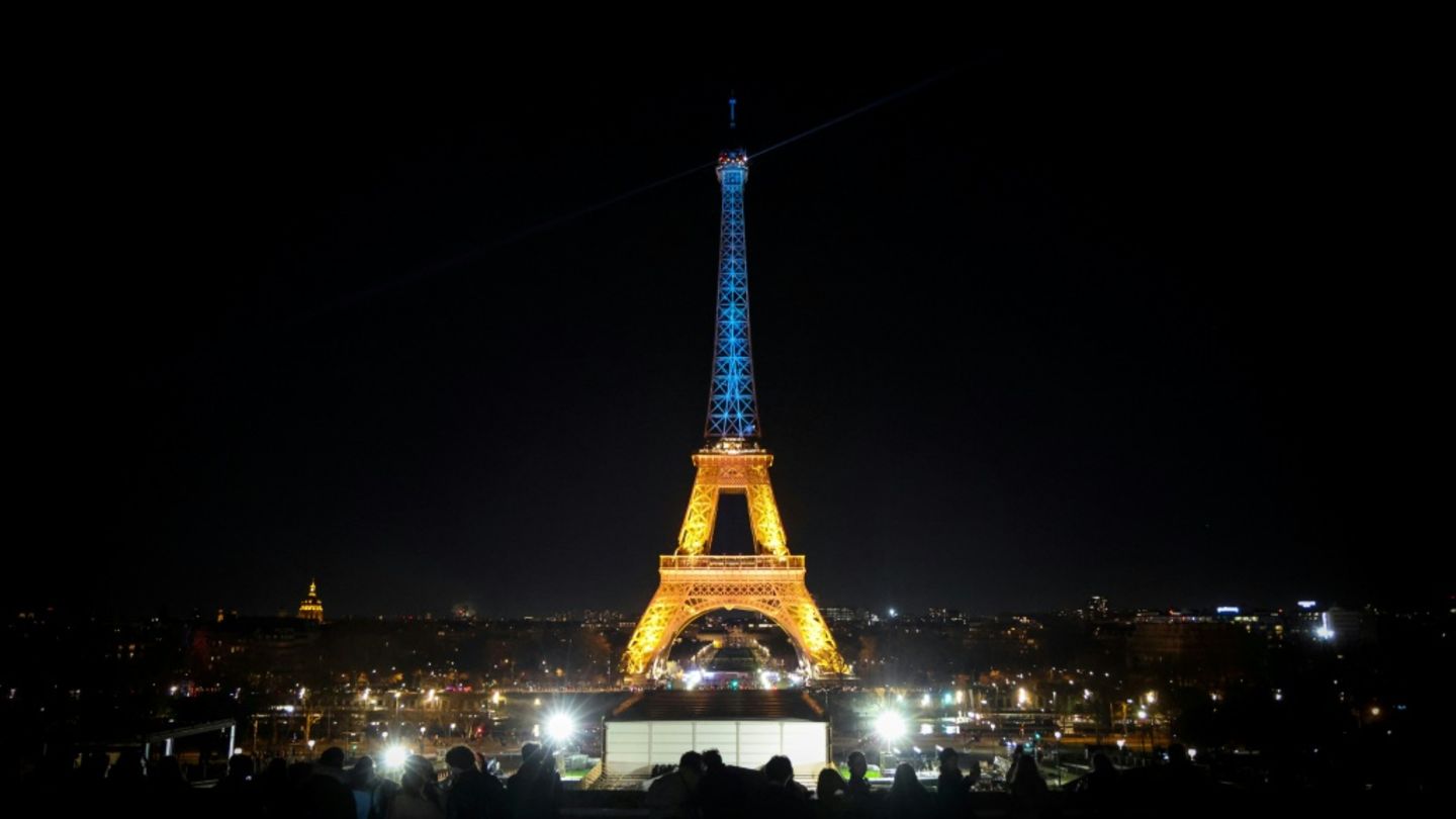 Der Eiffelturm in den Farben der Ukraine