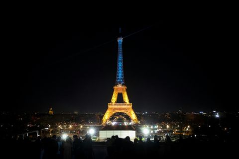 Der Eiffelturm in den Farben der Ukraine