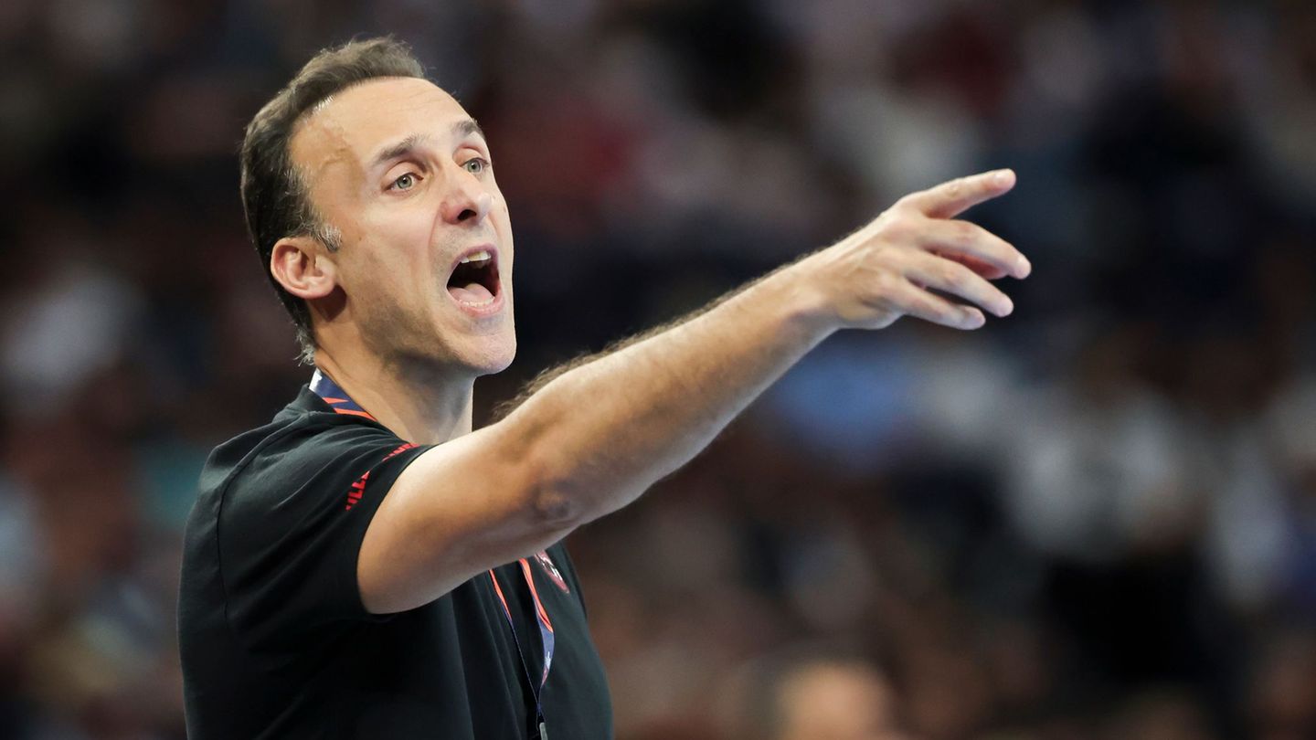 Melsungens Coach Parrondo vertraut in Skopje der Jugend. (Archivbild) Foto: Christian Charisius/dpa