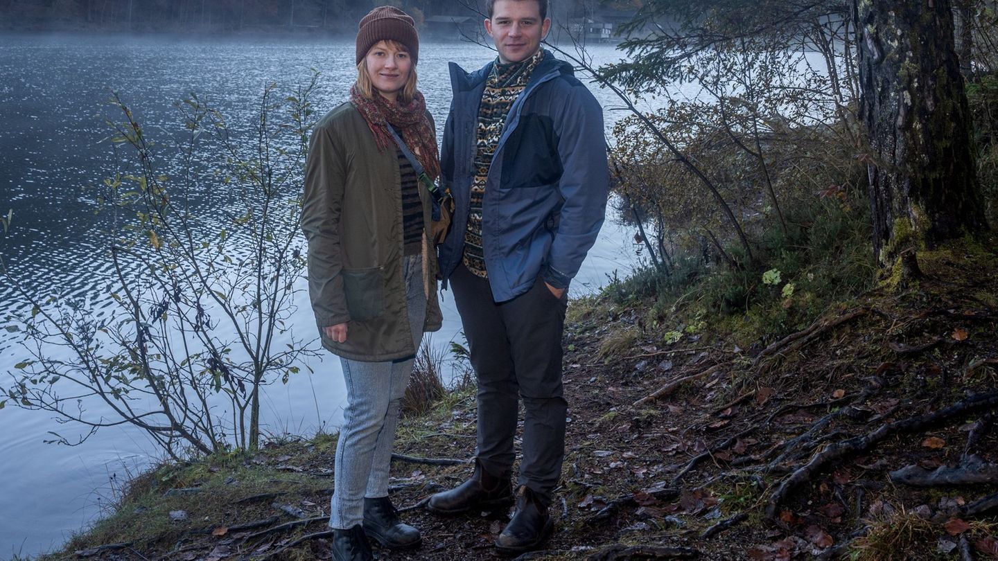 Chefinspektorin Melanie Grandits (Marlene Hauser) und Chefinspektor Martin Steiner (Simon Morzé) ermitteln nach einem Leichenfund am Triestacher See.