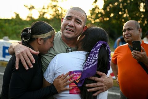 Angehörige empfangen einen freigelassenen Häftling