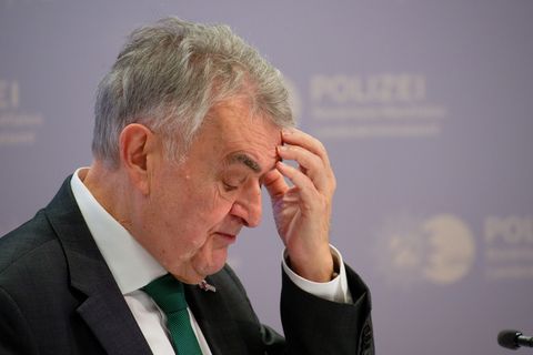 Neue Formen linksextremistisch motivierter Gewalt besorgen den nordrhein-westfälischen Innenminister Herbert Reul. (Archivbild)