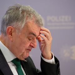 Neue Formen linksextremistisch motivierter Gewalt besorgen den nordrhein-westfälischen Innenminister Herbert Reul. (Archivbild)