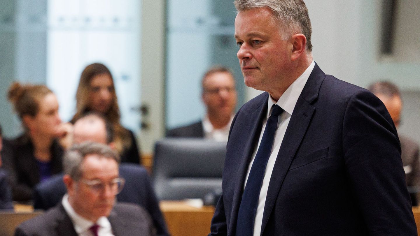 Ministerpräsident Alexander Schweitzer (l) und sein Herausforderer Gordon Schnieder (r) wollen beide in der Fastenzeit auf Süßes