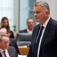 Ministerpräsident Alexander Schweitzer (l) und sein Herausforderer Gordon Schnieder (r) wollen beide in der Fastenzeit auf Süßes