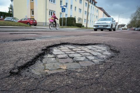 In Sachsen, Sachsen-Anhalt und Thüringen haben die Behörden nach dem Winter viele Straßenschäden festgestellt. Foto: Heiko Rebsc