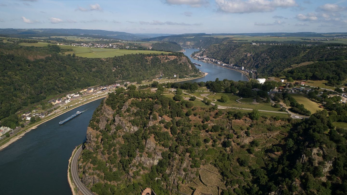 Blick auf den Loreleyfelsen im Mittelrheintal: In dem Welterbegebiet eröffnen bald zehn neue Wanderrouten. (Archivbild) Foto: Th