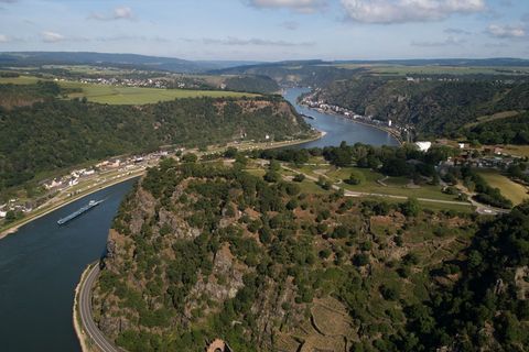 Blick auf den Loreleyfelsen im Mittelrheintal: In dem Welterbegebiet eröffnen bald zehn neue Wanderrouten. (Archivbild) Foto: Th