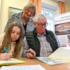 Im Sütterlin-Kurs lernen Enkelin Tamara und Großvater Heinrich Heckeroth zusammen, die alte Schrift auf das Papier zu bringen. D