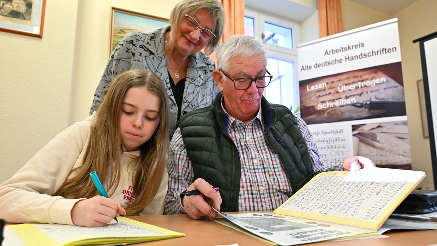 Im Sütterlin-Kurs lernen Enkelin Tamara und Großvater Heinrich Heckeroth zusammen, die alte Schrift auf das Papier zu bringen. D