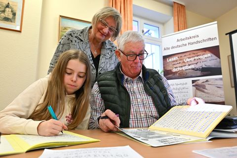 Im Sütterlin-Kurs lernen Enkelin Tamara und Großvater Heinrich Heckeroth zusammen, die alte Schrift auf das Papier zu bringen. D