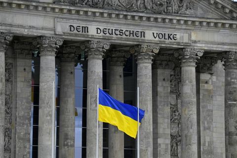 Ukrainische Flagge vor dem Bundestag