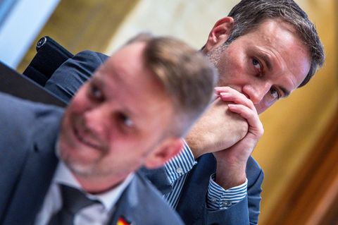 Wird AfD-Landeschef Enrico Schult (hinten) den Fraktionsvorsitzenden Nikolaus Kramer (vorne) ablösen? (Archivbild) Foto: Jens Bü