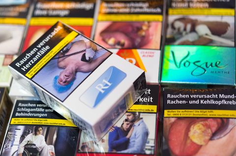 Vor zehn Jahren beschloss der Bundestag: Auf allen Zigarettenschachteln müssen Warnbilder und -hinweise abgedruckt werden. (Symb
