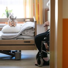 Die Mehrheit der Menschen in Schleswig-Holstein ist mit der Pflegesituation unzufrieden und erwartet weitere Verschlechterungen.