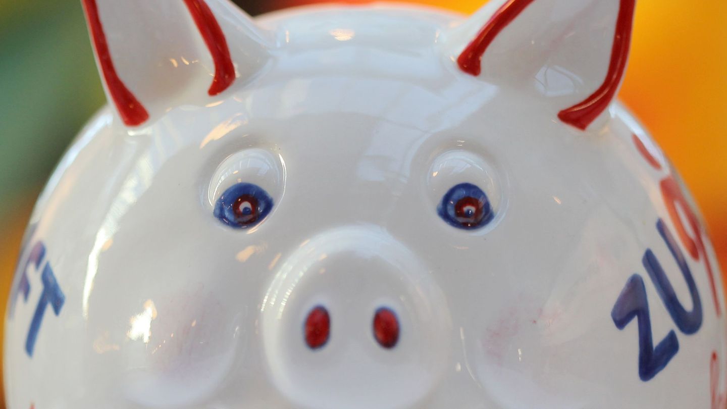 Das sprichwörtliche Sparschwein zahlt gar keine Zinsen. Doch auch bei den Banken sind die Erträge des angelegten Gelds unterschi