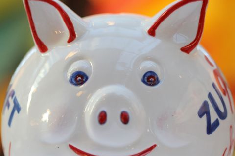 Das sprichwörtliche Sparschwein zahlt gar keine Zinsen. Doch auch bei den Banken sind die Erträge des angelegten Gelds unterschi