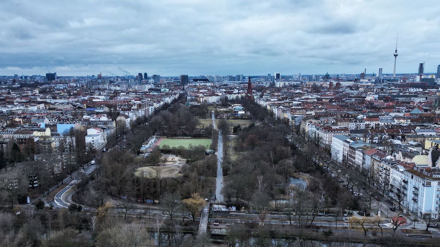 Es geht um mehr als um einen Zaun: Wie das Drogenproblem im Görlitzer Park gelöst werden kann, ist umstritten. Foto: Britta Pede