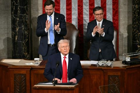 Trump (m.) bei seiner Rede an die Nation