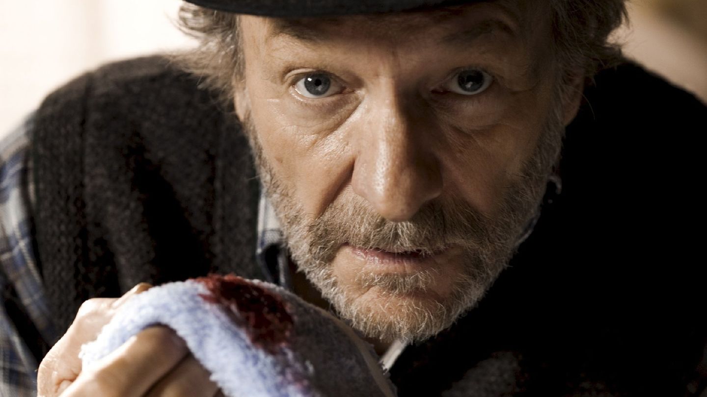 Kauziger Nachbar oder schlimmer Psychopath? Willy Kamrad (Franz Xaver Kroetz) gibt im ZDF-Thriller "Die Tote im Moorwald" Rätsel auf.