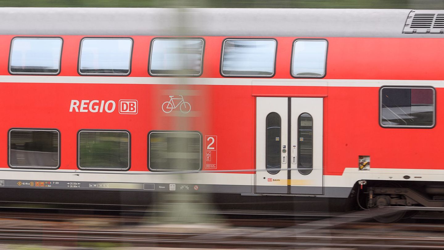 Die Sperrung der Bahnstrecke soll bis Anfang März dauern. (Symbolbild) Foto: Sebastian Gollnow/dpa