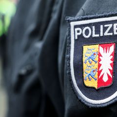 Ein stark betrunkener Autofahrer prallt mit seinem Auto gegen einen Baum. (Symbolbild) Foto: Christian Charisius/dpa