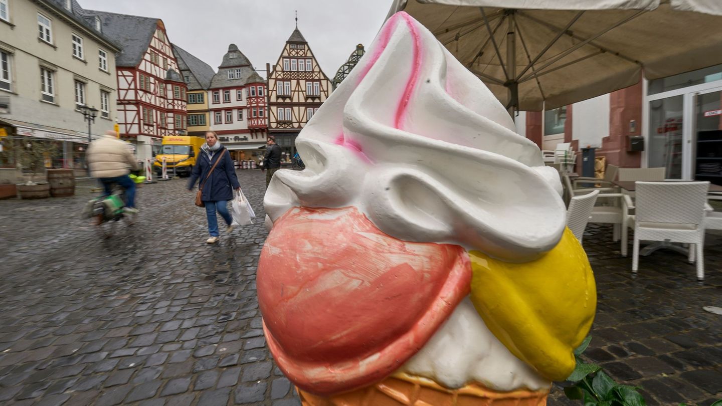 Bei bis zu 20 Grad in dieser Woche könnte auch das erste Eis wieder schmecken. (Archivbild) Foto: Sascha Ditscher/dpa