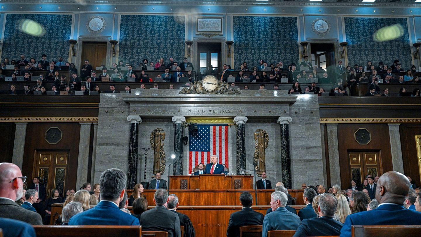 Die Demokraten gehen hart ins Gericht mit dem US-Präsidenten, der in seiner Rede zur Lage der Nation viel Lob für die eigene Lin