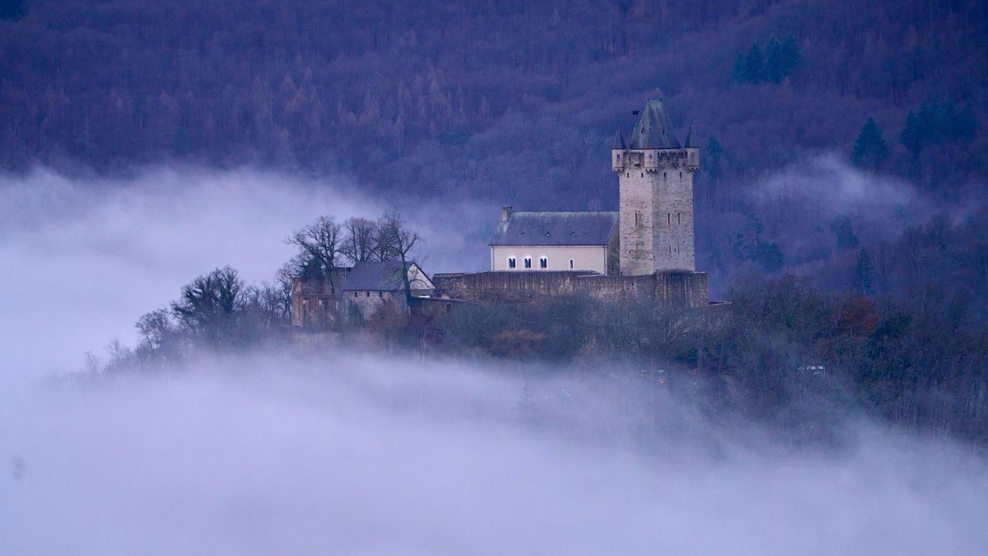Wo sich der Nebel auflöst, kommt die Sonne durch und erwärmt die Luft. (Archivbild) Foto: Sascha Ditscher/dpa
