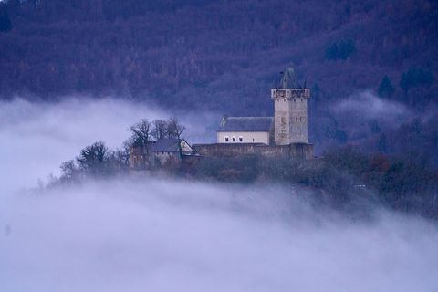 Wo sich der Nebel auflöst, kommt die Sonne durch und erwärmt die Luft. (Archivbild) Foto: Sascha Ditscher/dpa