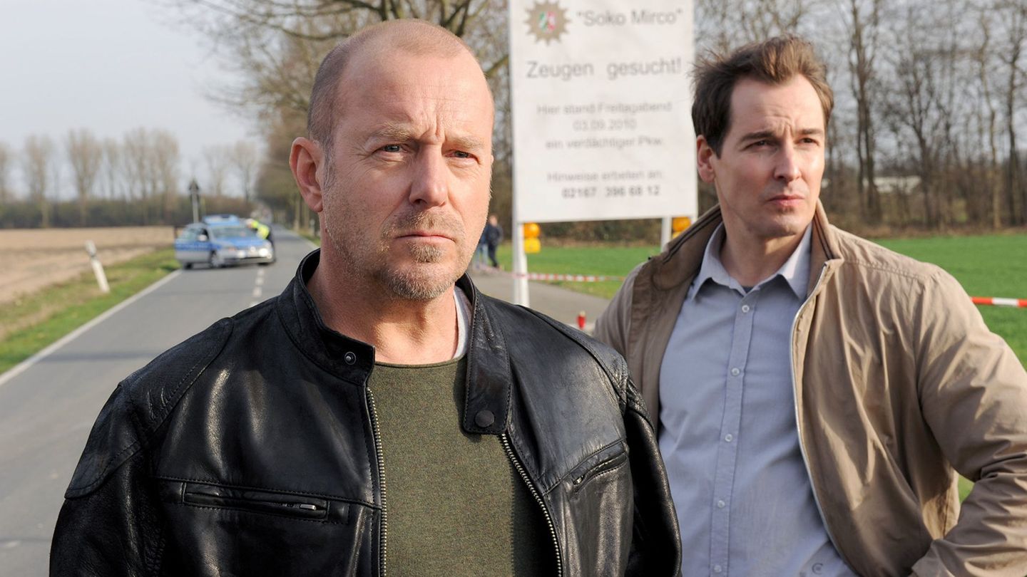 Ingo Thiel (Heino Ferch, links) und Mario Eckartz (Felix Kramer) ermitteln im Fall des vermissten Jungen Mirco. Auf der Suche nach Zeugen, die vielleicht zum Tatzeitpunkt an der Stelle waren, wo das Kind zum letzten Mal gesehen wurde, kommen die Polizeibeamten an ihre Grenzen.